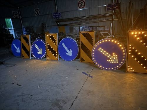 吕梁吕梁河南太阳能自发光交通路标牌厂家